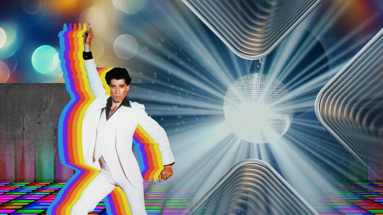 John Travolte in "Saturday Night Fever" neben einer Discokugel
