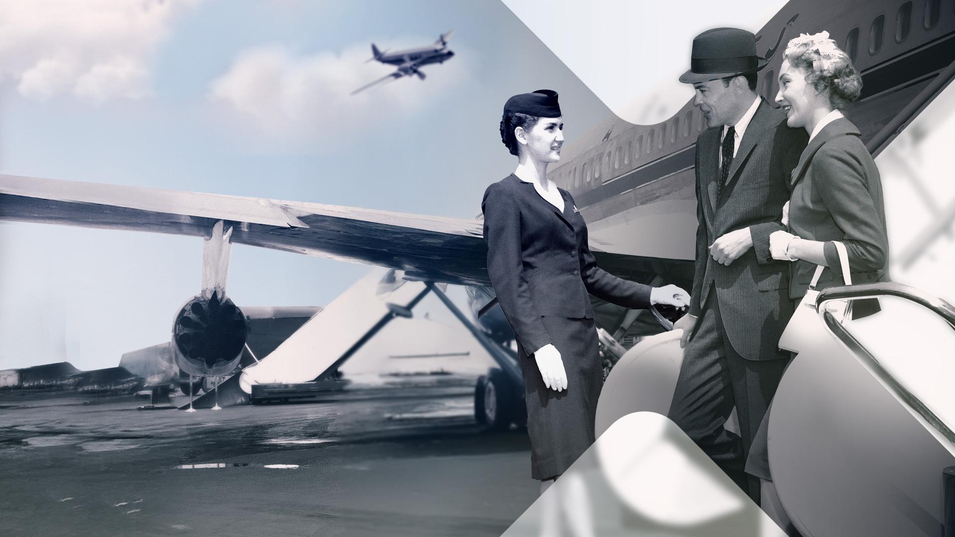 Ein paar steigt aus einem Flugzeug aus. 