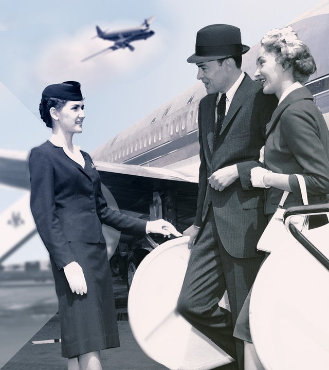 Ein Paar steigt aus einem Flugzeug aus. 