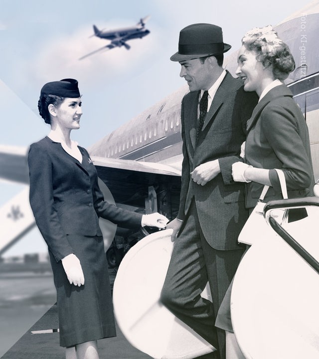 Ein Paar steigt aus einem Flugzeug aus. 