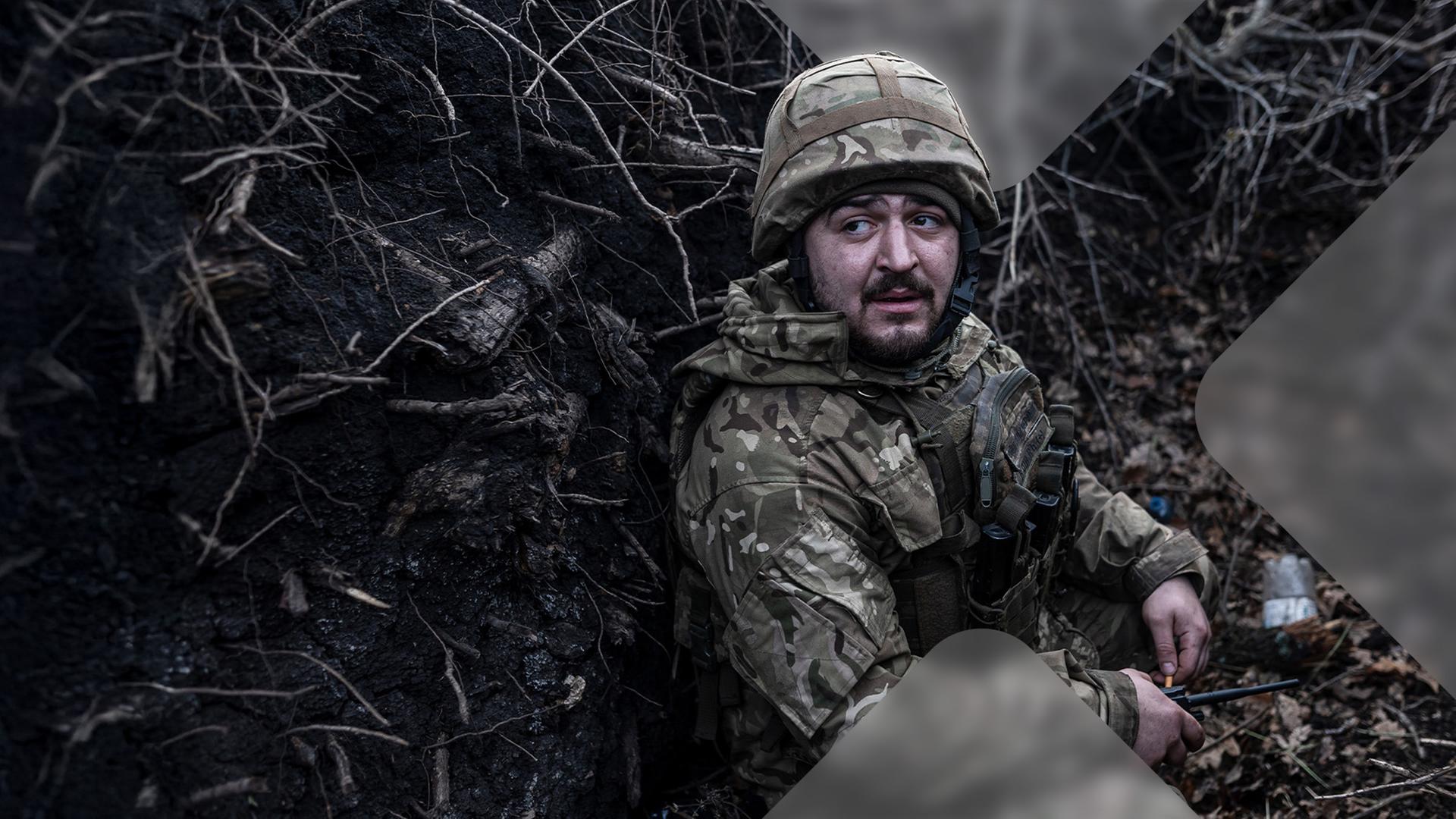 Ein ukrainischer Soldat kämpft im seit zwei Jahren andauernden russischen Angriffskrieg gegen die Ukraine