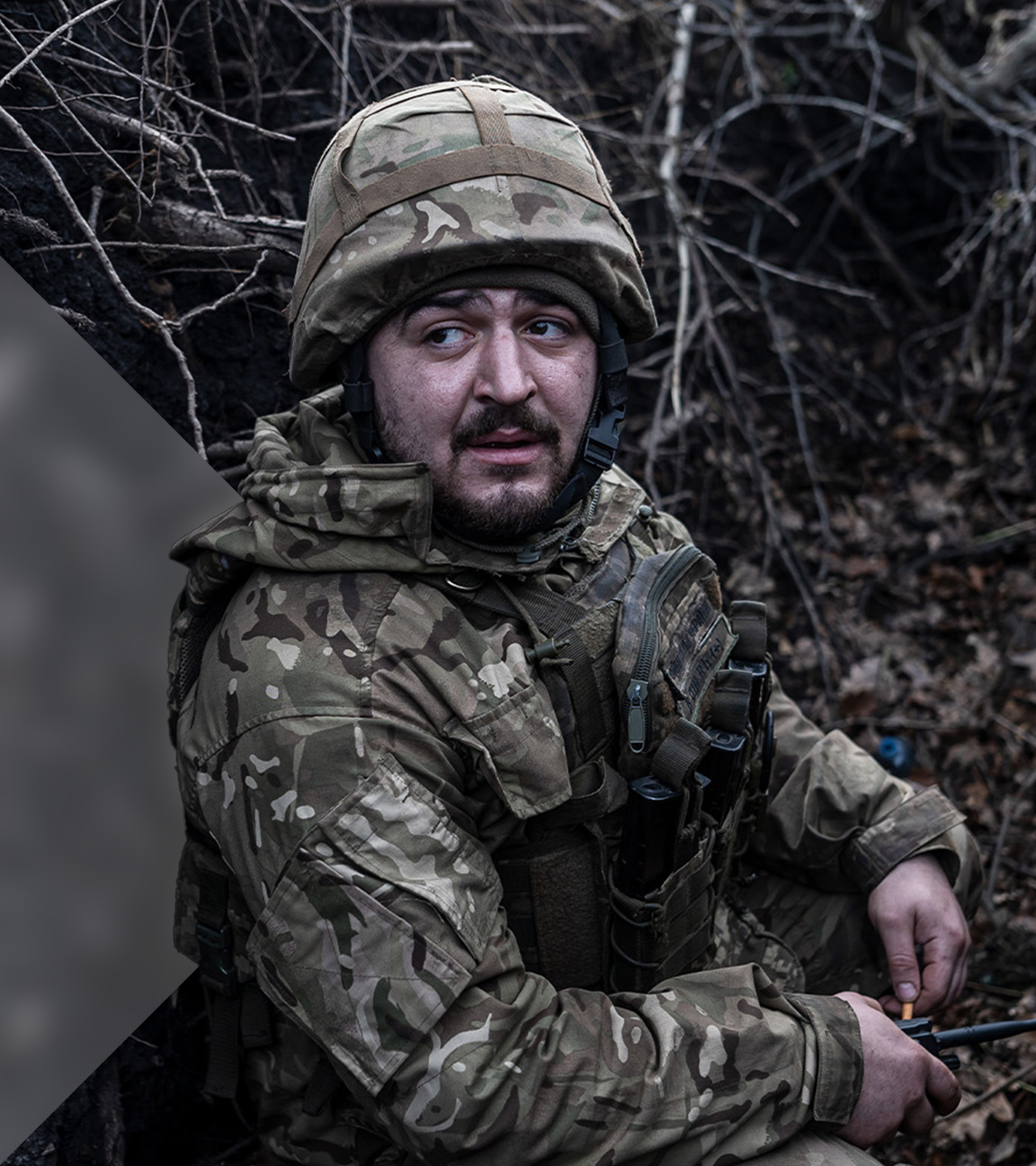 Ein ukrainischer Soldat kämpft im seit zwei Jahren andauernden russischen Angriffskrieg gegen die Ukraine