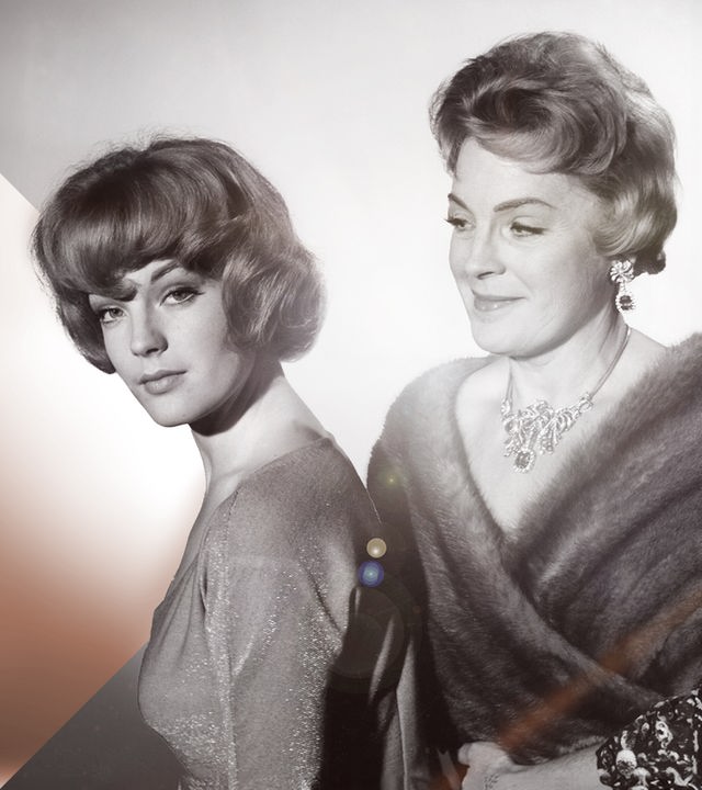 Romy und Magda Schneider auf der rechten Bildseite. Romys Mutter Magda steht hinter ihr und schaut ihr über die Schulter, während Romy in die Kamera schaut. 