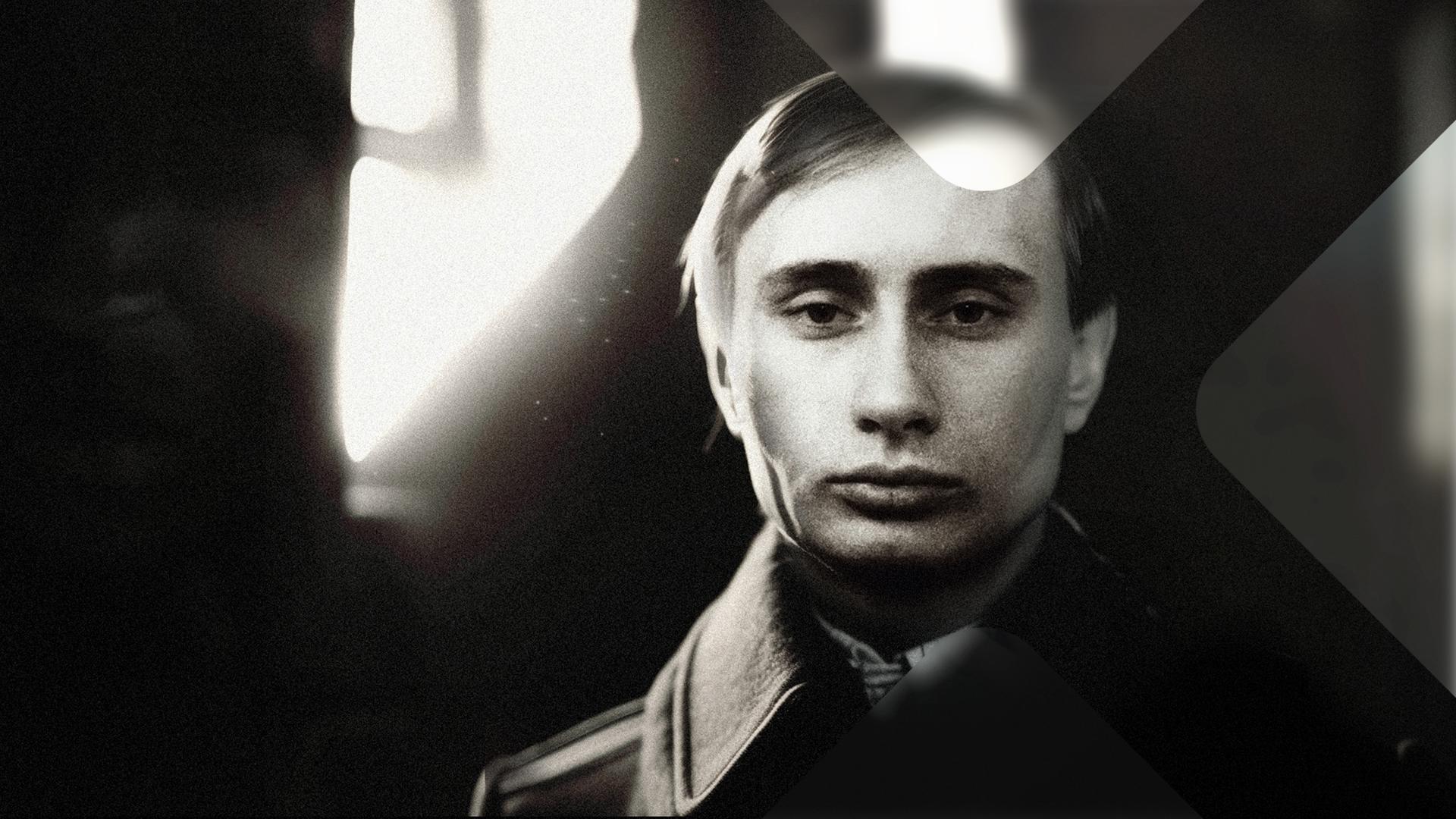 Der junge Putin schaut in die Kamera.