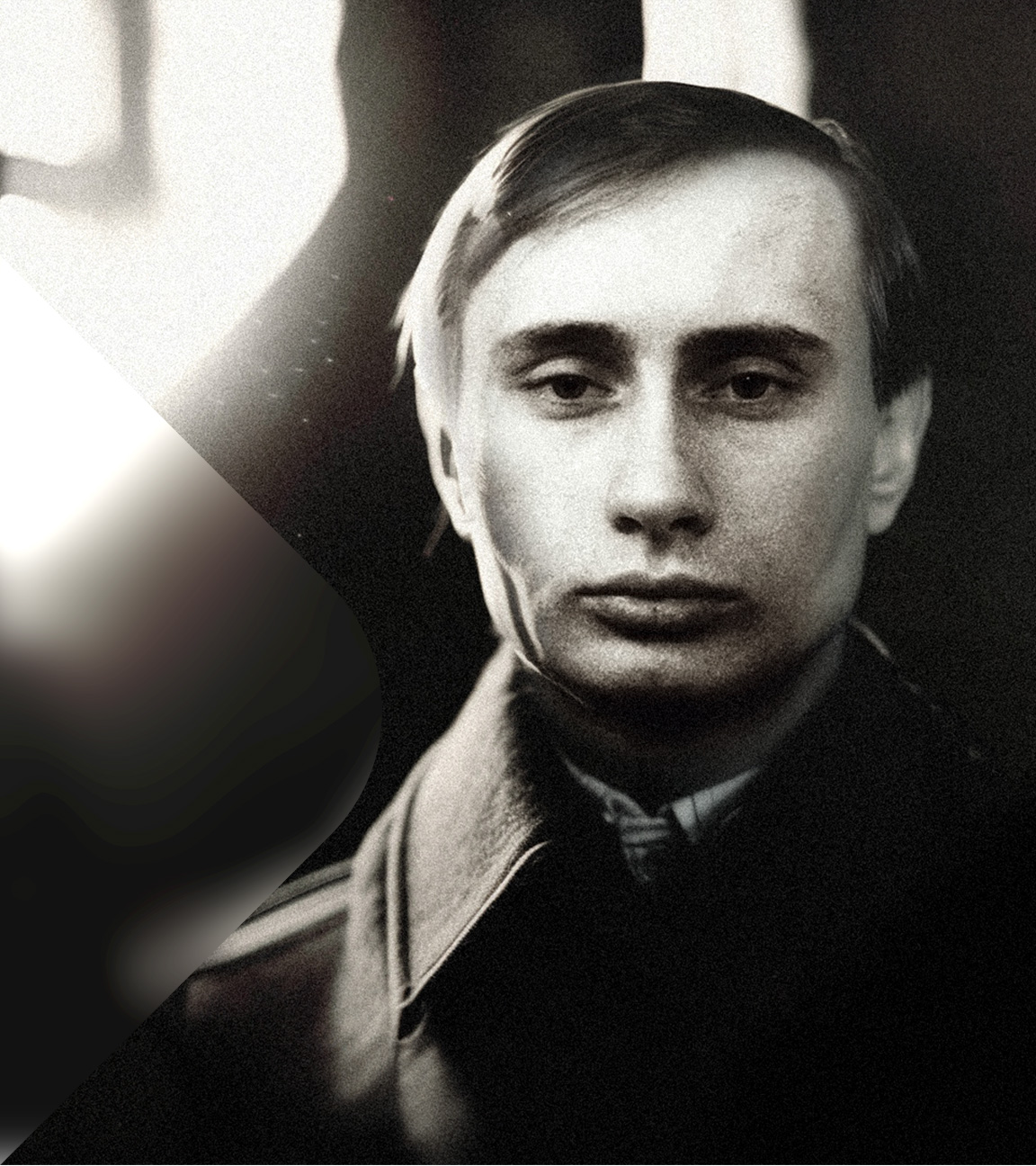 Der junge Putin schaut in die Kamera.