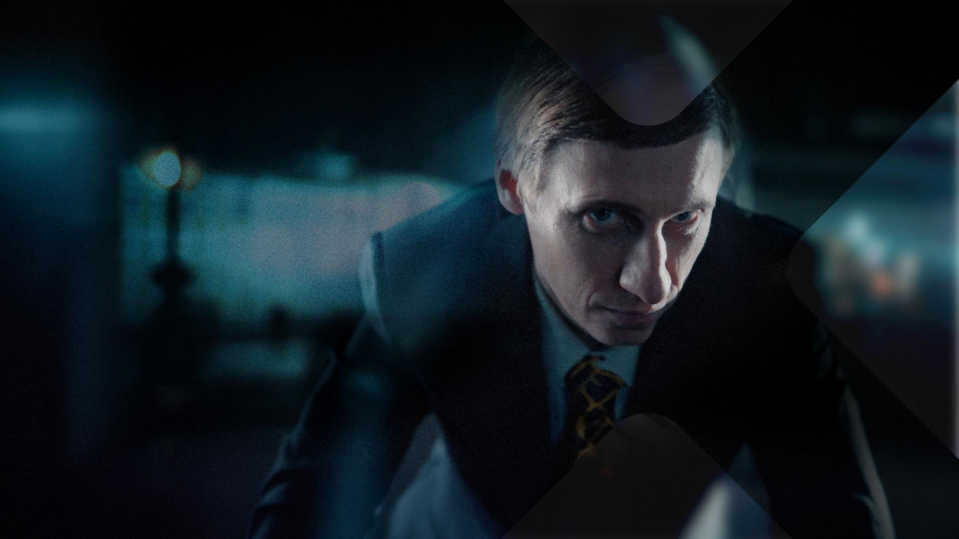 Putin Schauspieler gebeugt vor der Kamera.