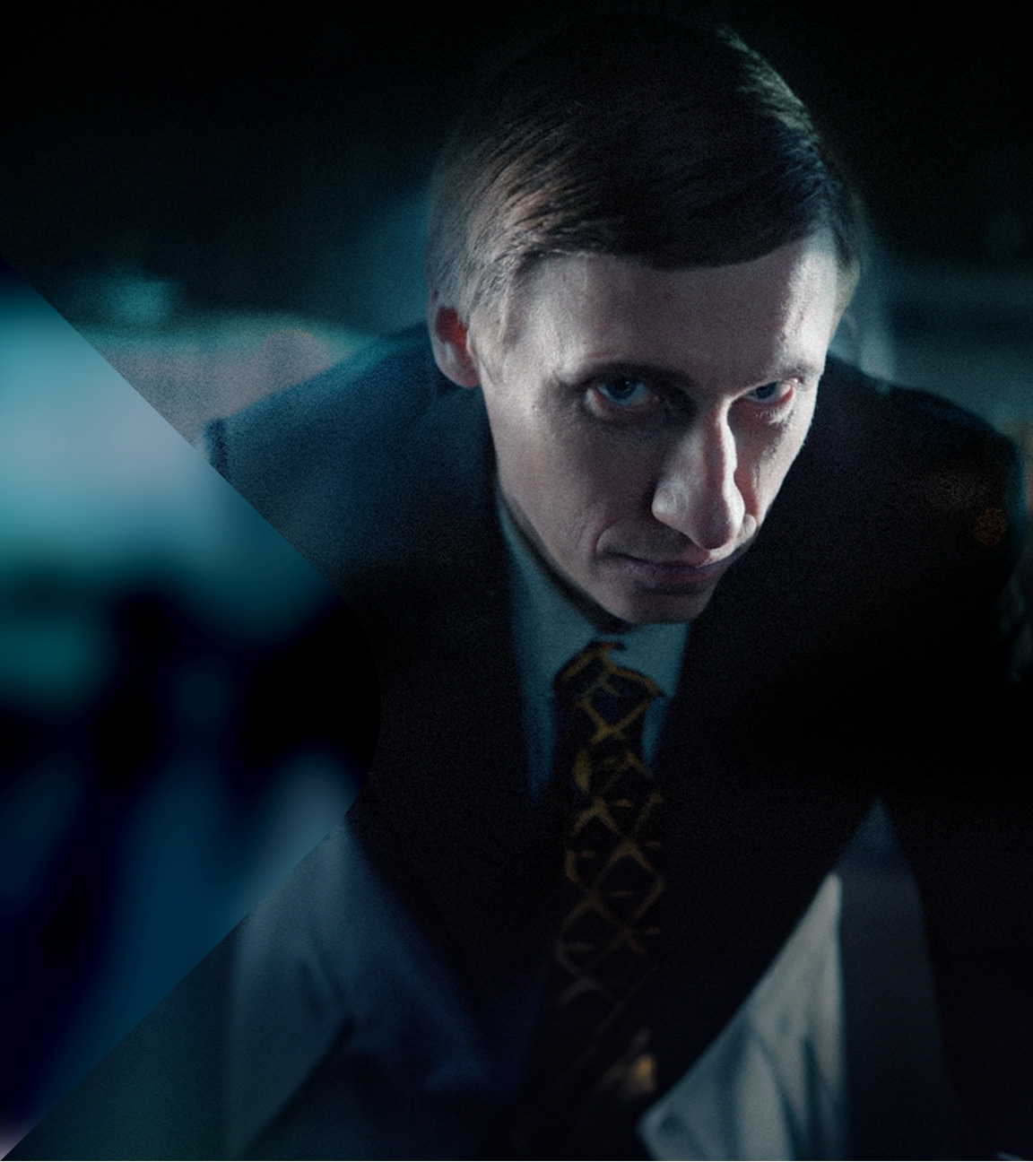 Putin Schauspieler gebeugt vor der Kamera.