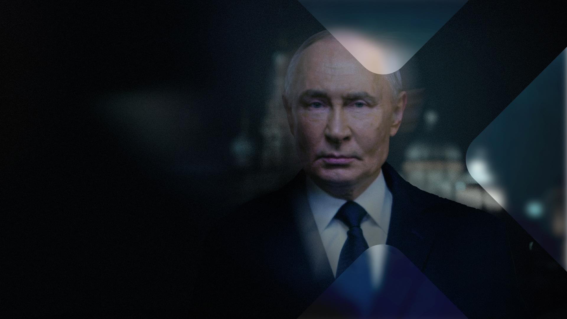 Ein alter Putin schaut direkt in die Kamera vor dunklem Hintergrund.