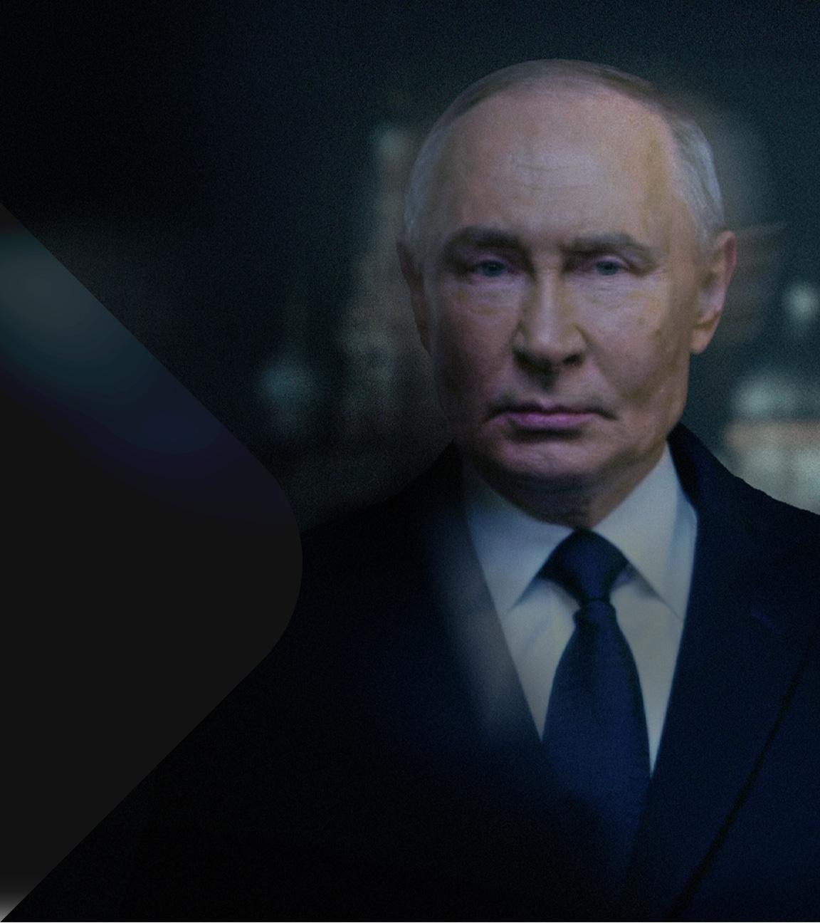 Ein alter Putin schaut direkt in die Kamera vor dunklem Hintergrund.