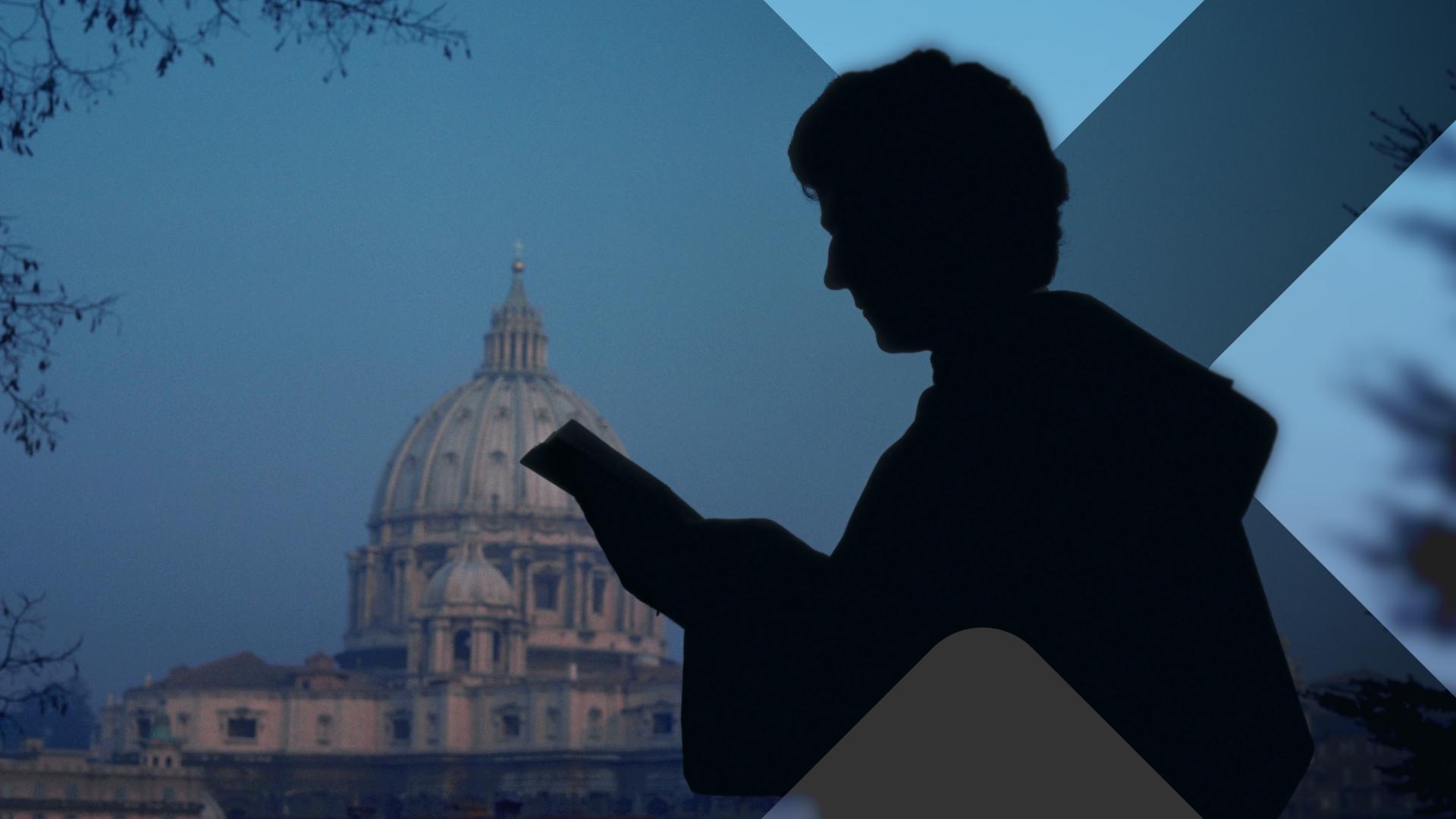 Silhouette eines Mönchs vor dem Petersdom. 