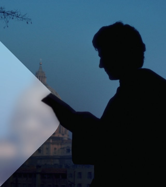 Silhouette eines Mönchs vor dem Petersdom. 