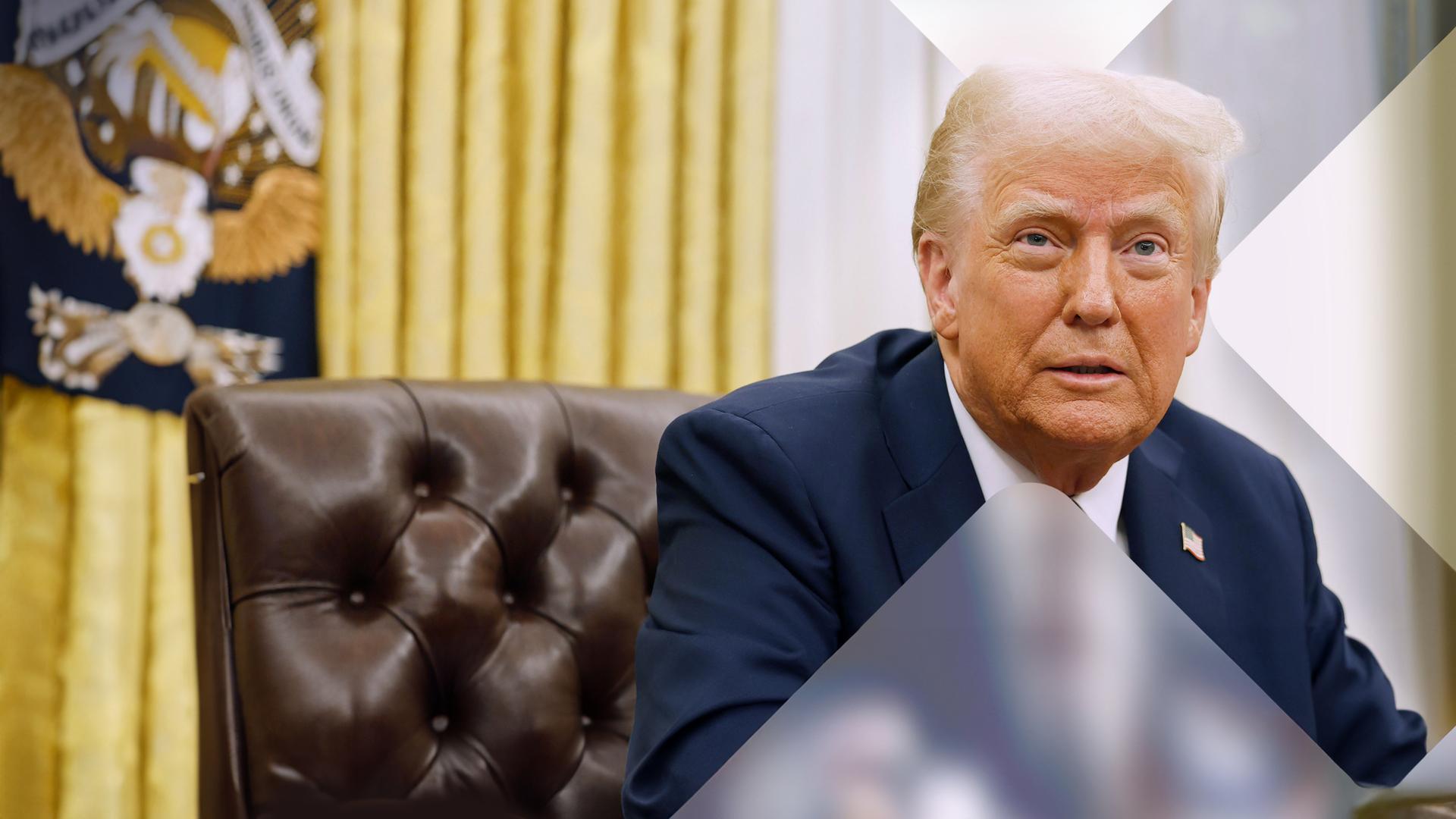 US-Präsident Donald Trump sitzt an seinem Schrebtisch im Oval Office. 