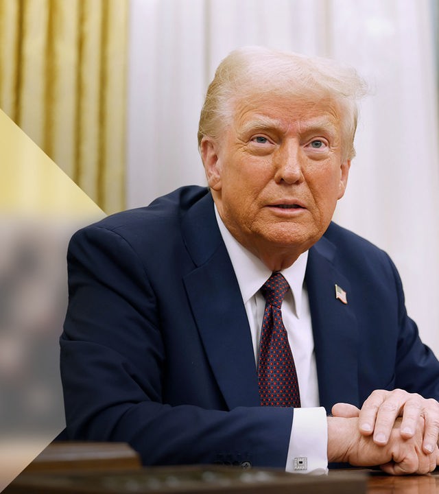 US-Präsident Donald Trump sitzt an seinem Schrebtisch im Oval Office. 