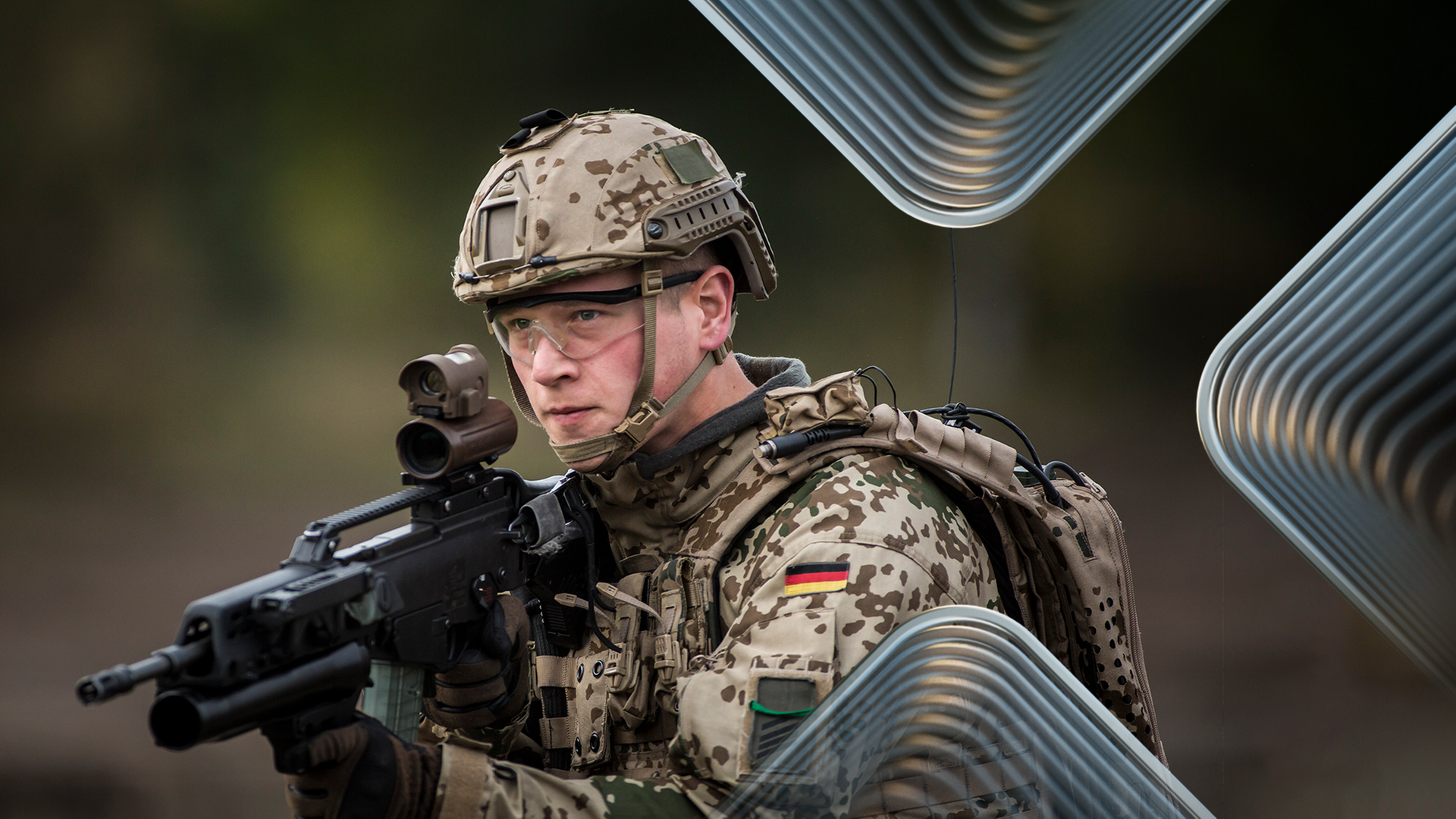 Ein bewaffneter Bundeswehrsoldat im Tarnanzug