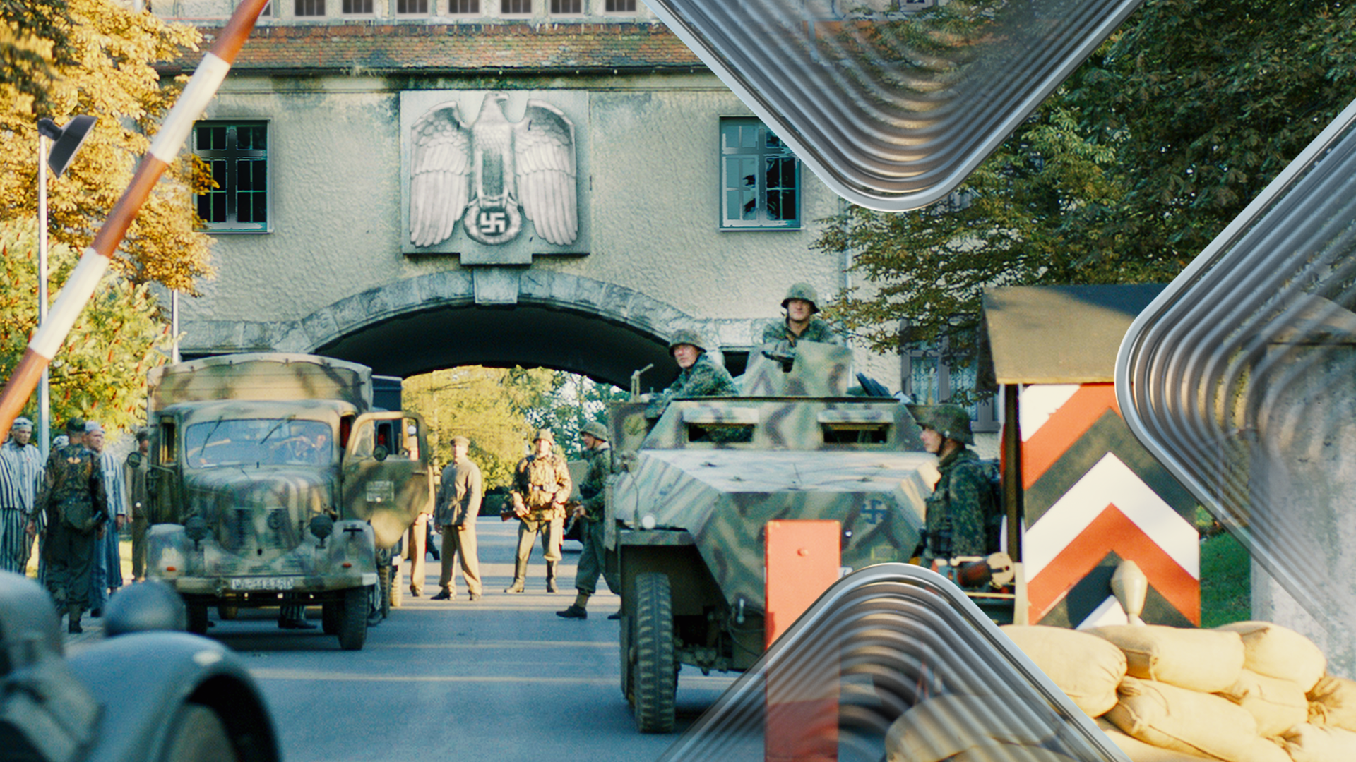 Szenisches Foto, das den Eingang der Zittwerke samt militärischem Sperrposten zeigt. Im Hintergrund sind Wachpersonal, KZ-Häftlinge  und Militärfahrzeuge zu sehen. Grafisch bearbeitet im Terra X-Look.