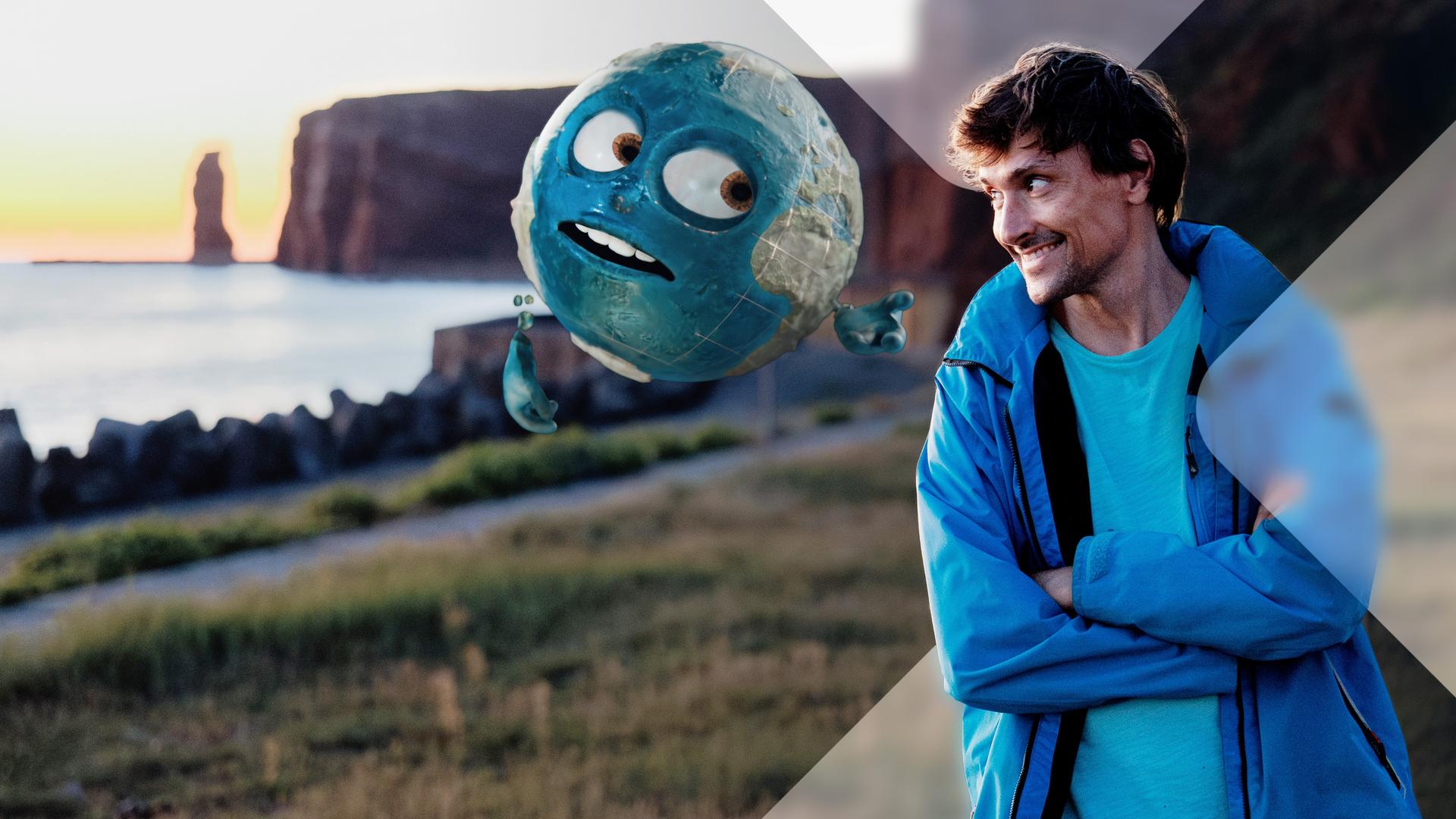 Uli Kunz im Dialog mit der Weltkugel vor Küstenlandschaft