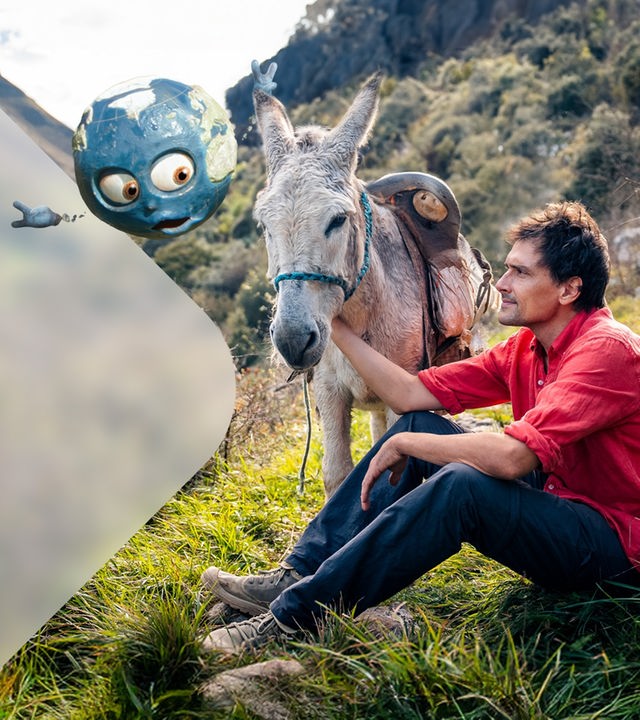 Uli Kunz mit Esel und animierter Weltkugel
