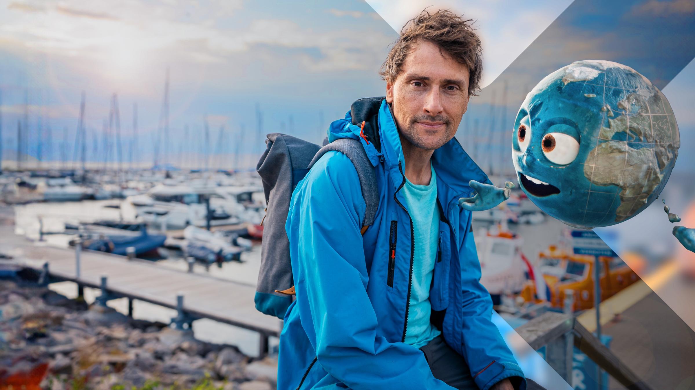 Uli Kunz vor Hafengelände mit personifizierter Erdkugel