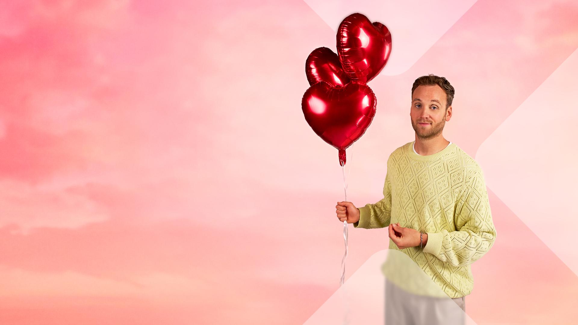 Leon Windscheid mit Herz-Luftballons