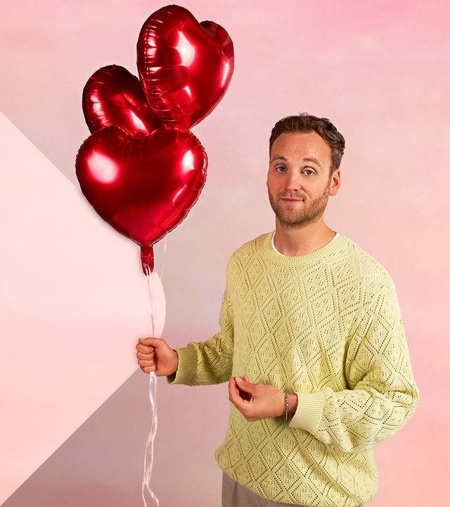 Leon Windscheid mit Herz-Luftballons