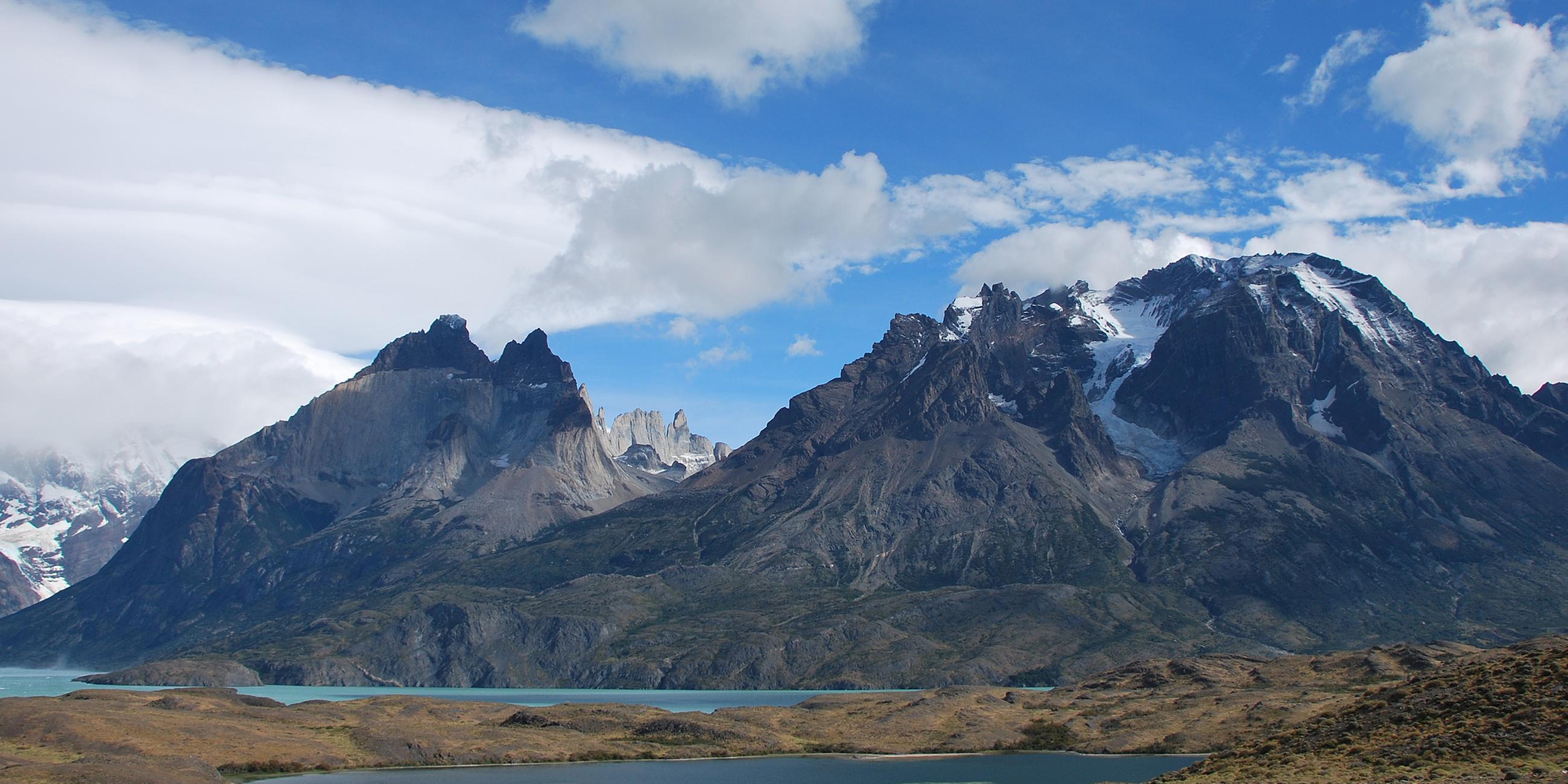 Blick auf den Nationalpark Torres del Paine mit seinen hoch aufragenden Bergen