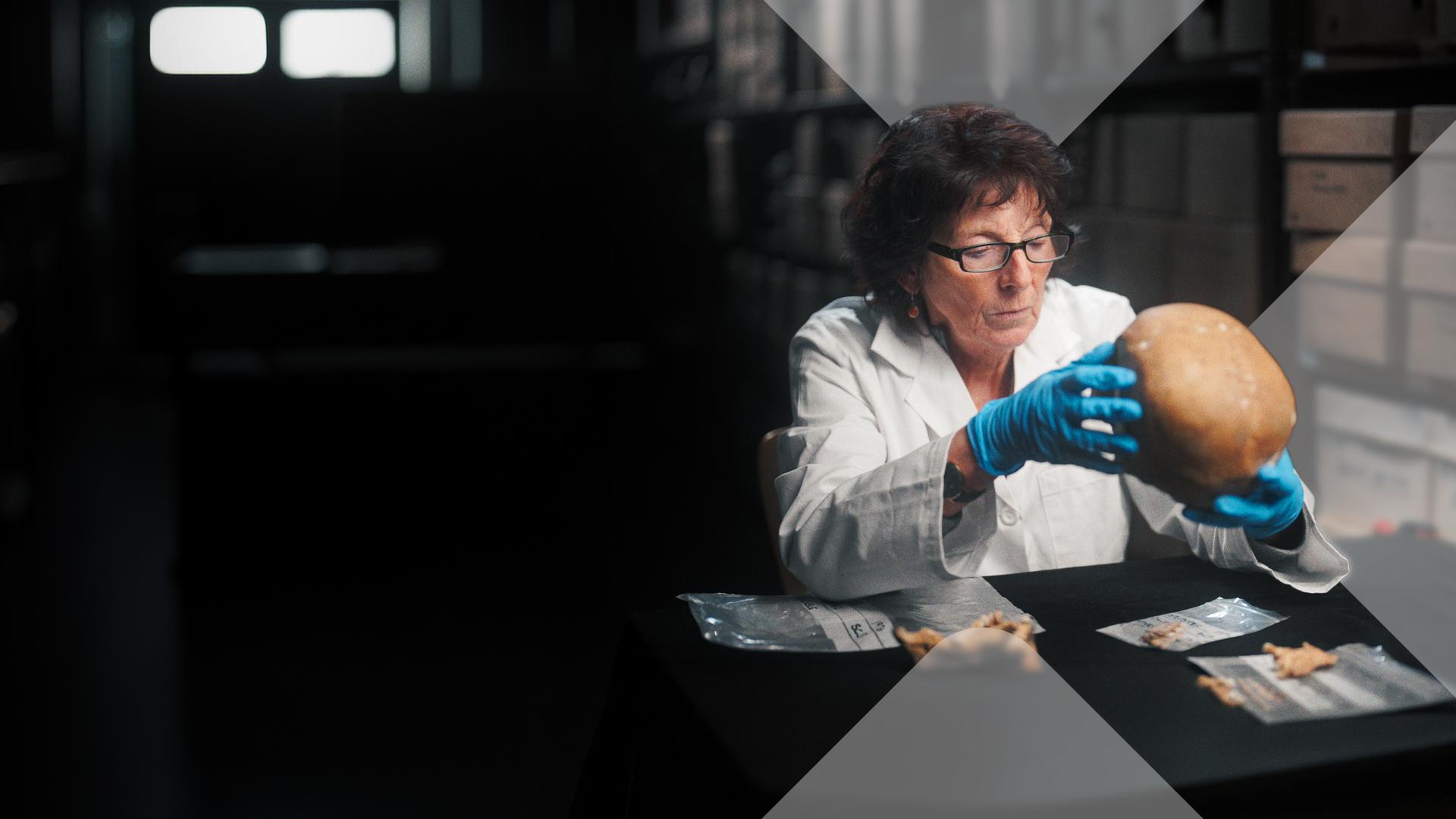 Wissenschaftlerin mit Schädel