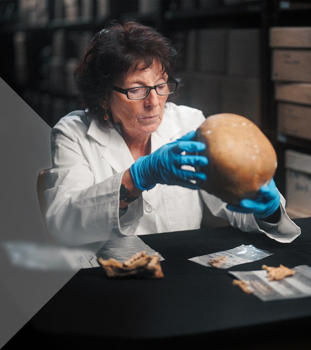 Wissenschaftlerin mit Schädel