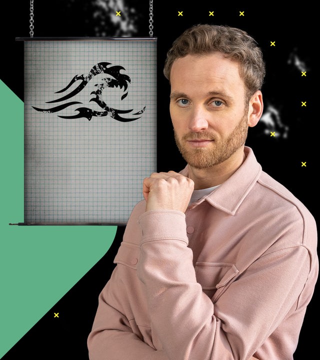 Leon Windscheid steht vor einer Tafel mit dem Symbol der "Welle" sowie Silhouetten des Lehrers Ron Jones und seiner konformen Schüler*innen.