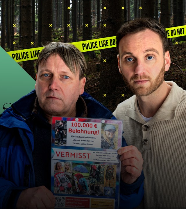 True Crime bei Terra Xplore: Leon Windscheid steht neben Ralf Salice, den Vater der Vermissten Scarlett Salice, am Wald, dem Ort des Geschehens.