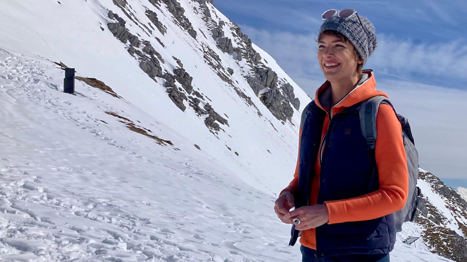 Moderatorin Lena Ganschow in den Alpen bei Innsbruck. 