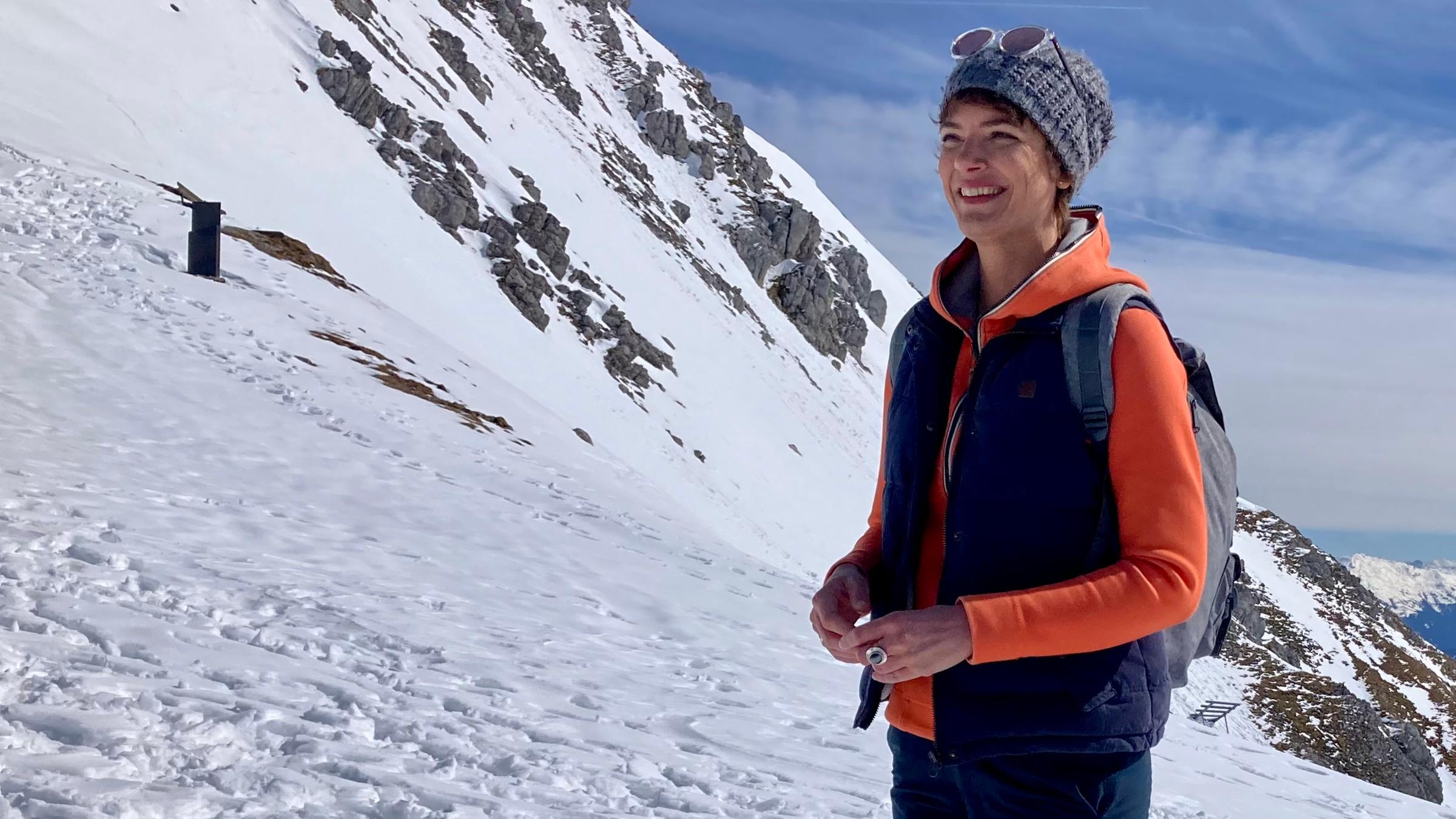 Moderatorin Lena Ganschow in den Alpen bei Innsbruck. 