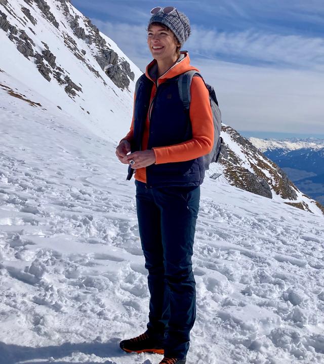 Moderatorin Lena Ganschow in den Alpen bei Innsbruck. 