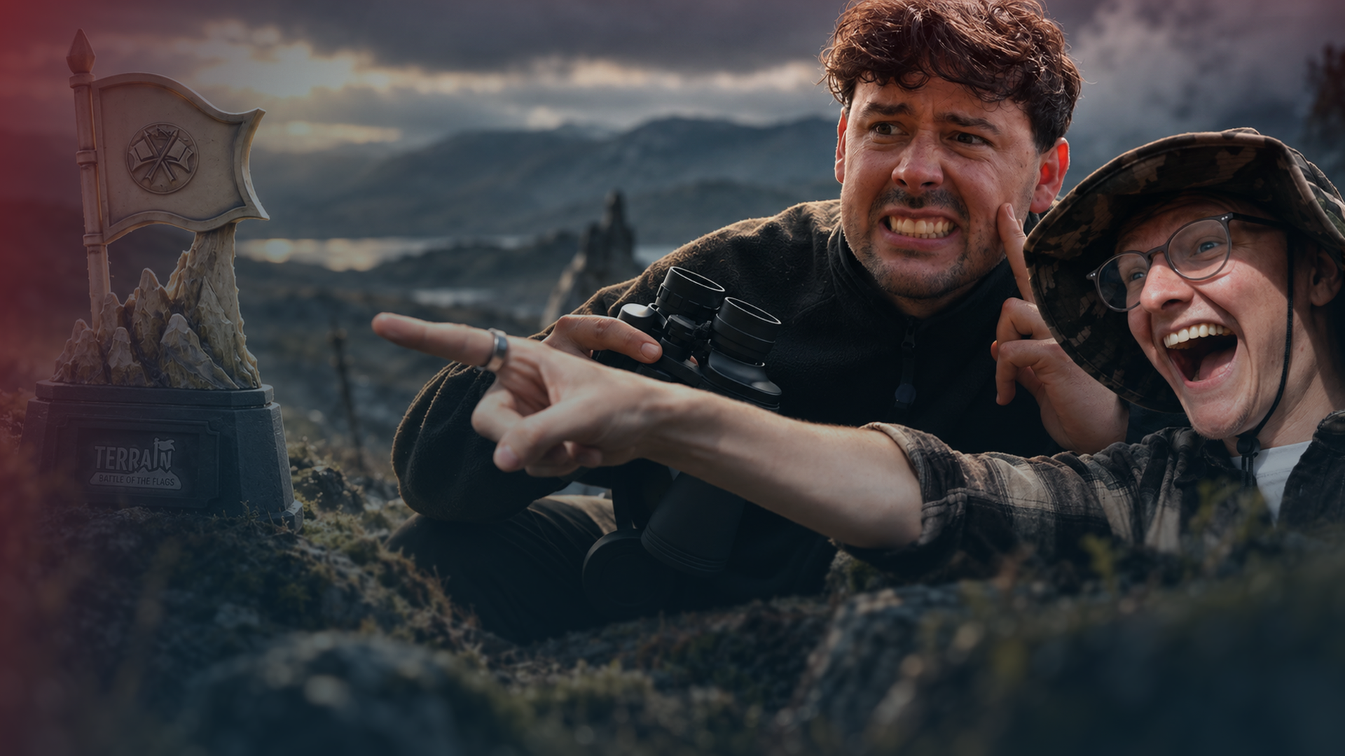 Links im Bild erkennt man eine Trophäe mit einer kleinen Flagge auf einem Sockel. Daneben sind CrispyRob und CastCrafter vor einer dunklen, bergigen Landschaft montiert. CrispyRob hält ein Fernglas vor sich und verzieht angespannt das Gesicht. CastCrafter streckt den Arm zur Trophäe aus und schaut freudig.
