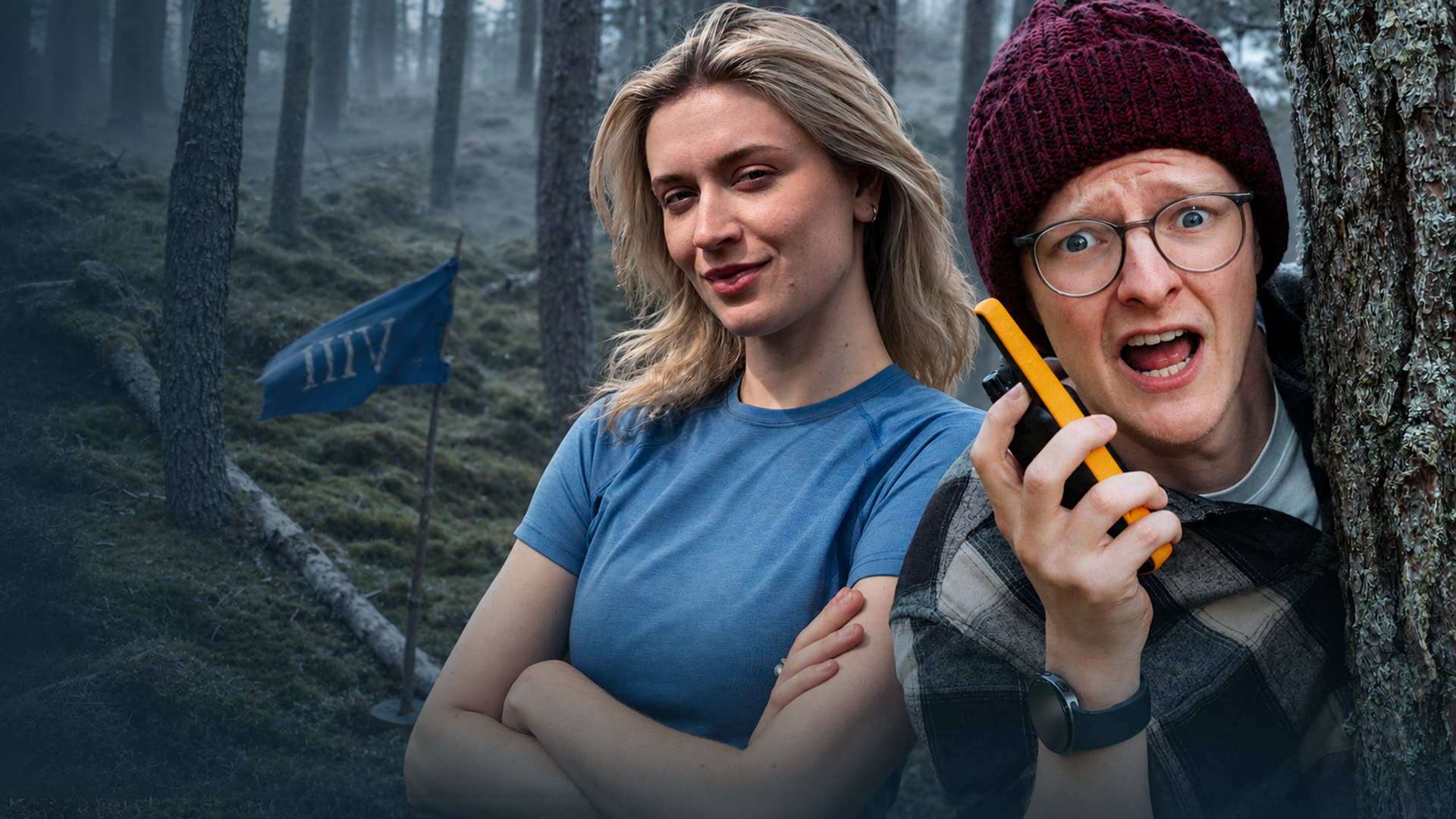 Merleperle und Castcrafter stehen in einem montierten Bild vor einer Waldlandschaft. Merleperle trägt ein blaues Oberteil, hat die Arme vor der Brust verschränkt und sieht direkt in die Kamera. Am rechten Bildrand lugt Castcrafter hinter einem Baumstamm hervor. Mit aufgerissenen Augen und geöffnetem Mund wirkt er erschrocken. Er hält ein Funkgerät in der Hand.