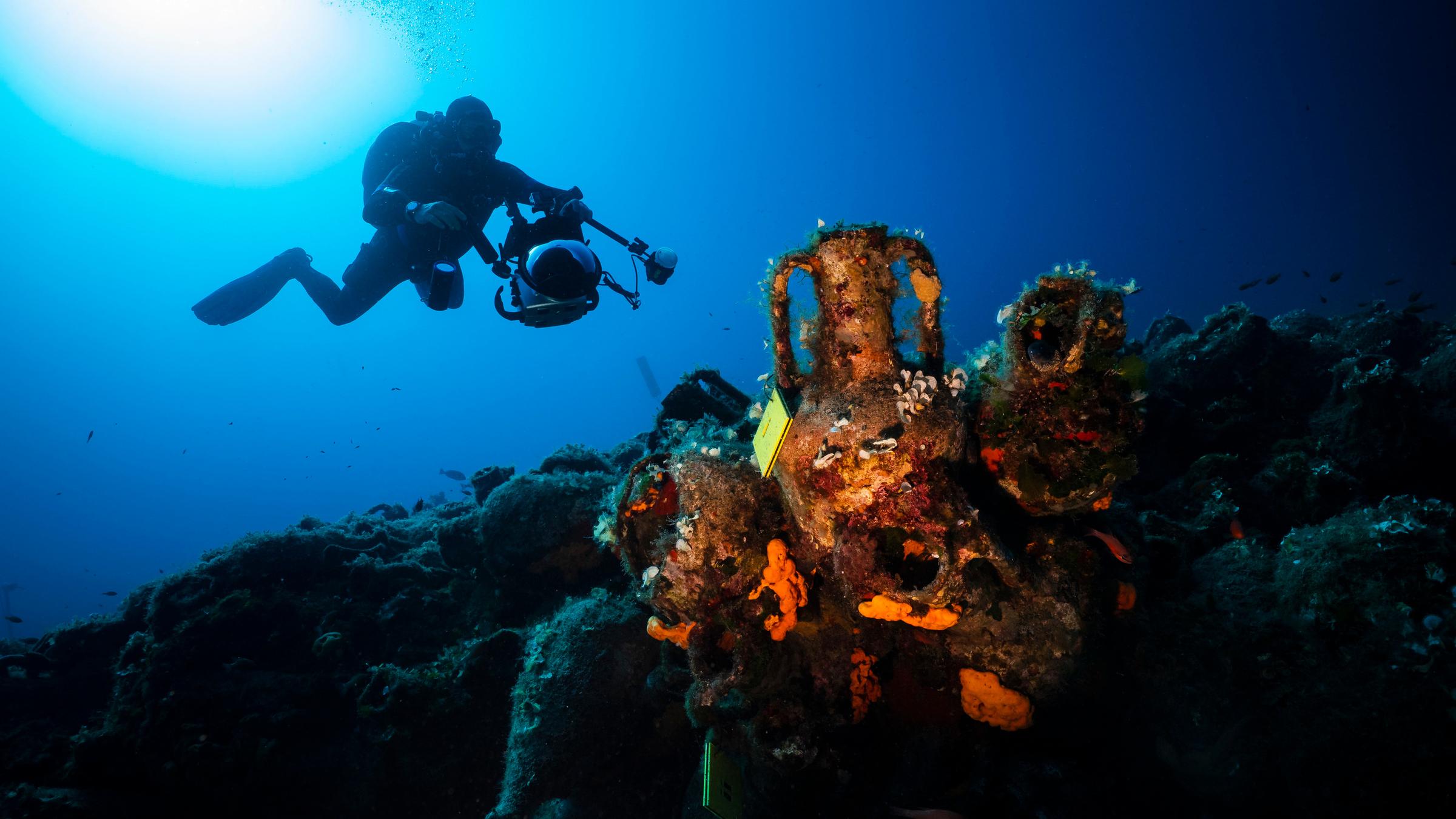 Ein Taucher ist unterwegs zum Wrack eines gesunkenen Handelsschiffs.