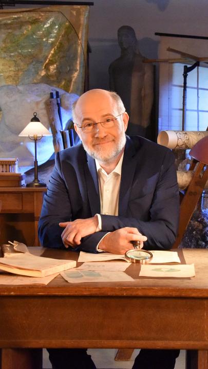 Harald Lesch in der Wunderkammer der Antikensammlung der Universität Erlangen