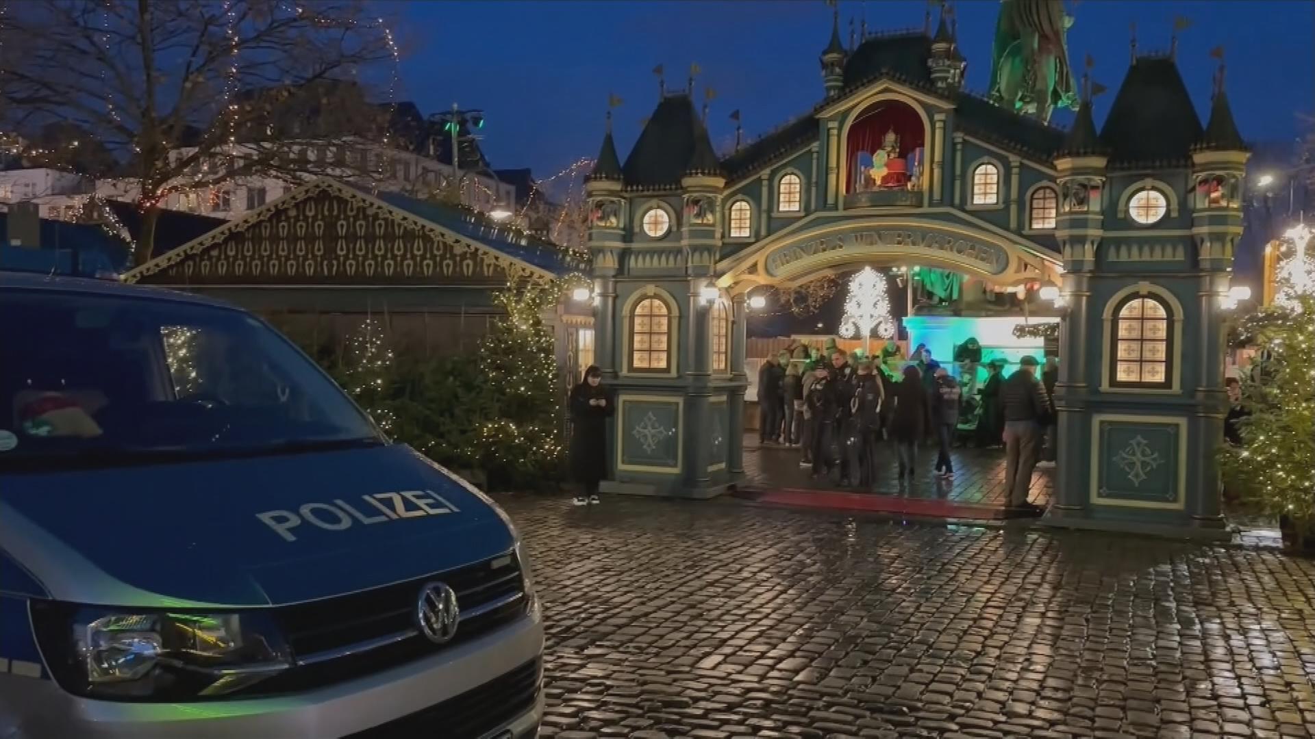 Ein Polizeiauto steht auf dem Weihnachtsmarkt.