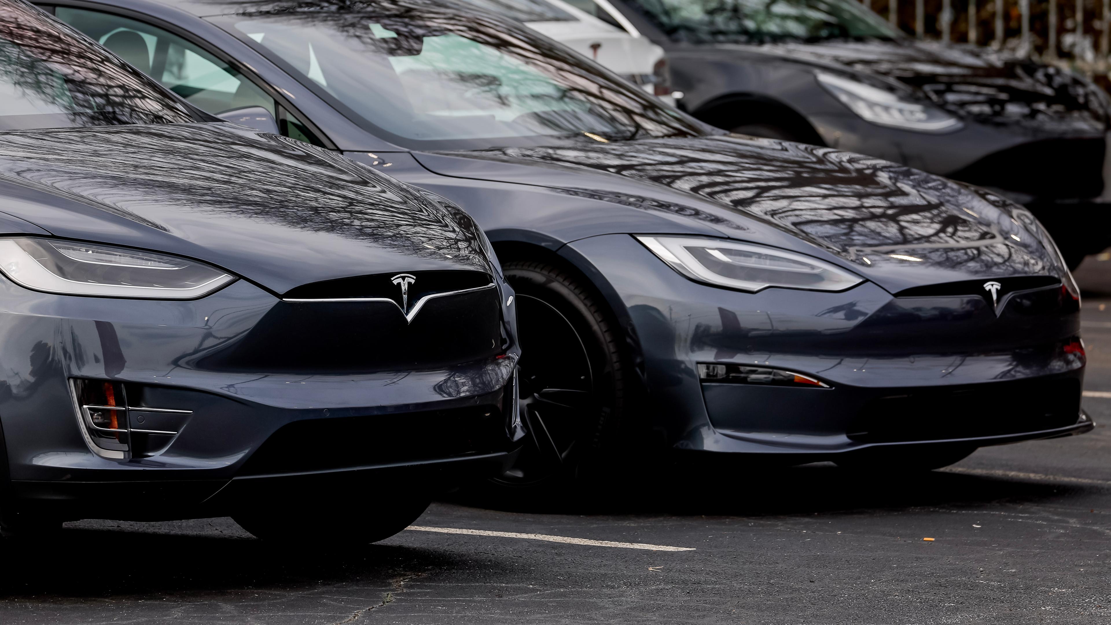 Tesla-Autos auf einem Gelände in den USA