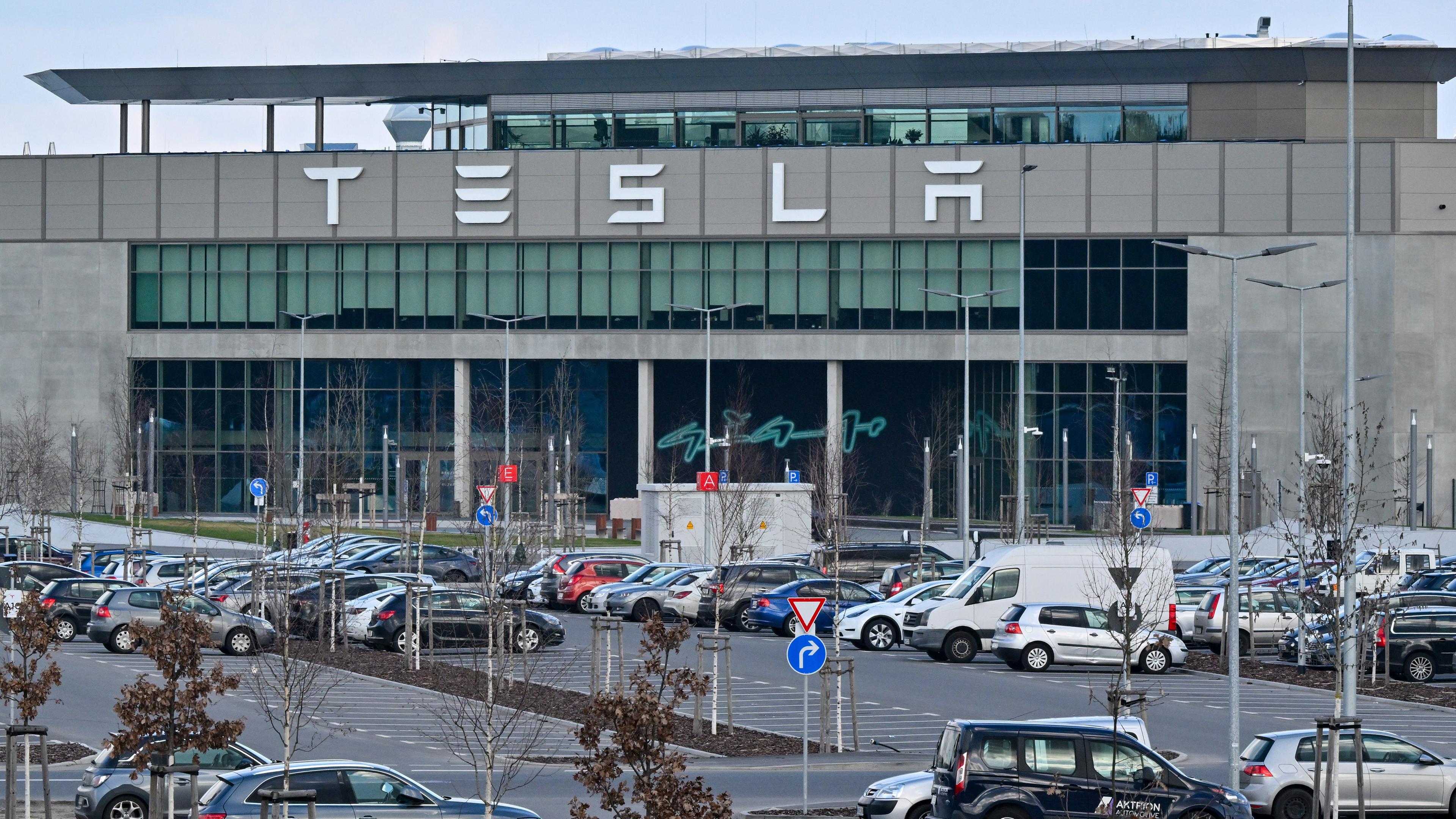 Nur wenige Autos von Mitarbeitern der Tesla-Gigafactory Berlin-Brandenburg stehen vor dem Werk am 06.03.2024.