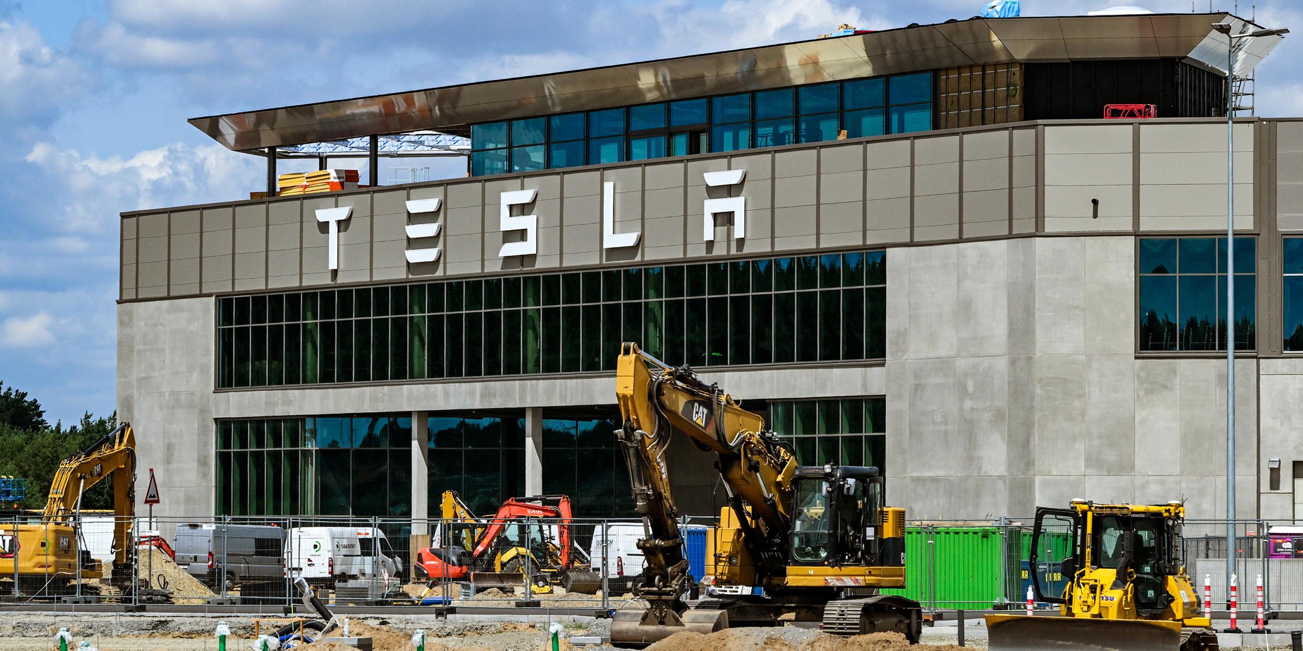 Blick auf das Werk der Tesla Gigafactory Berlin-Brandenburg vom US-Elektroautobauer Tesla am 18.07.2023.
