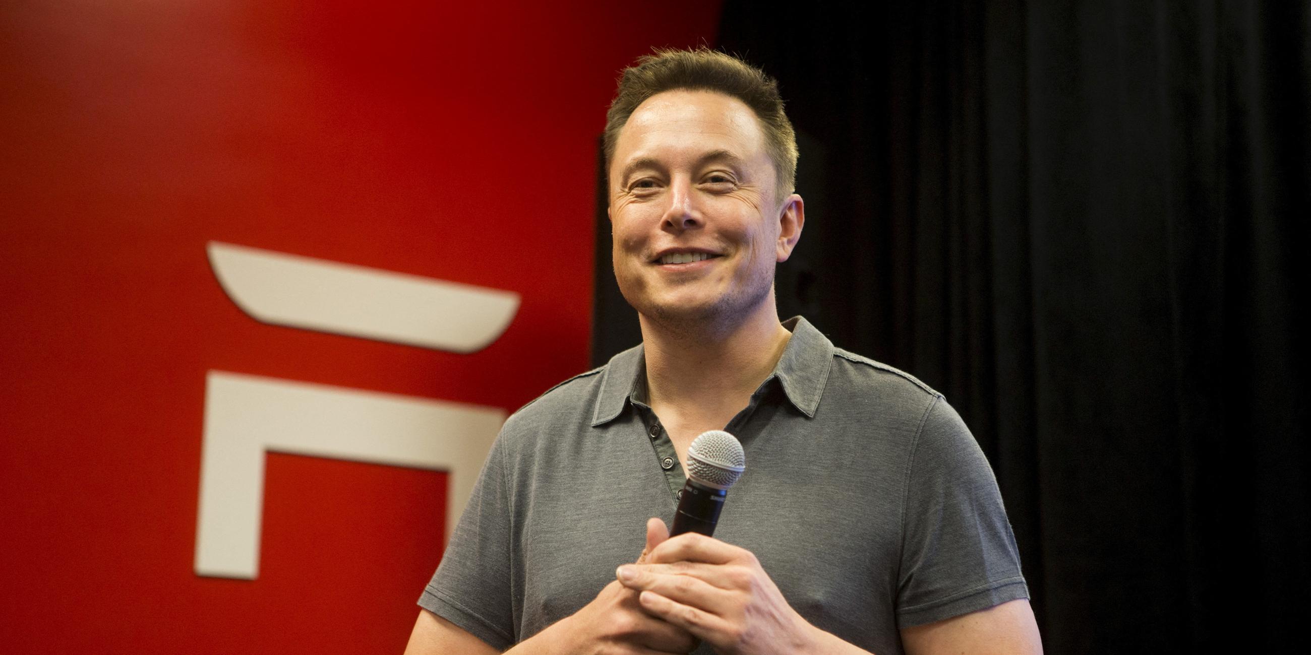 Der Tesla Chef Elon Musk spricht auf einem Tesla Event in Palo Alto.