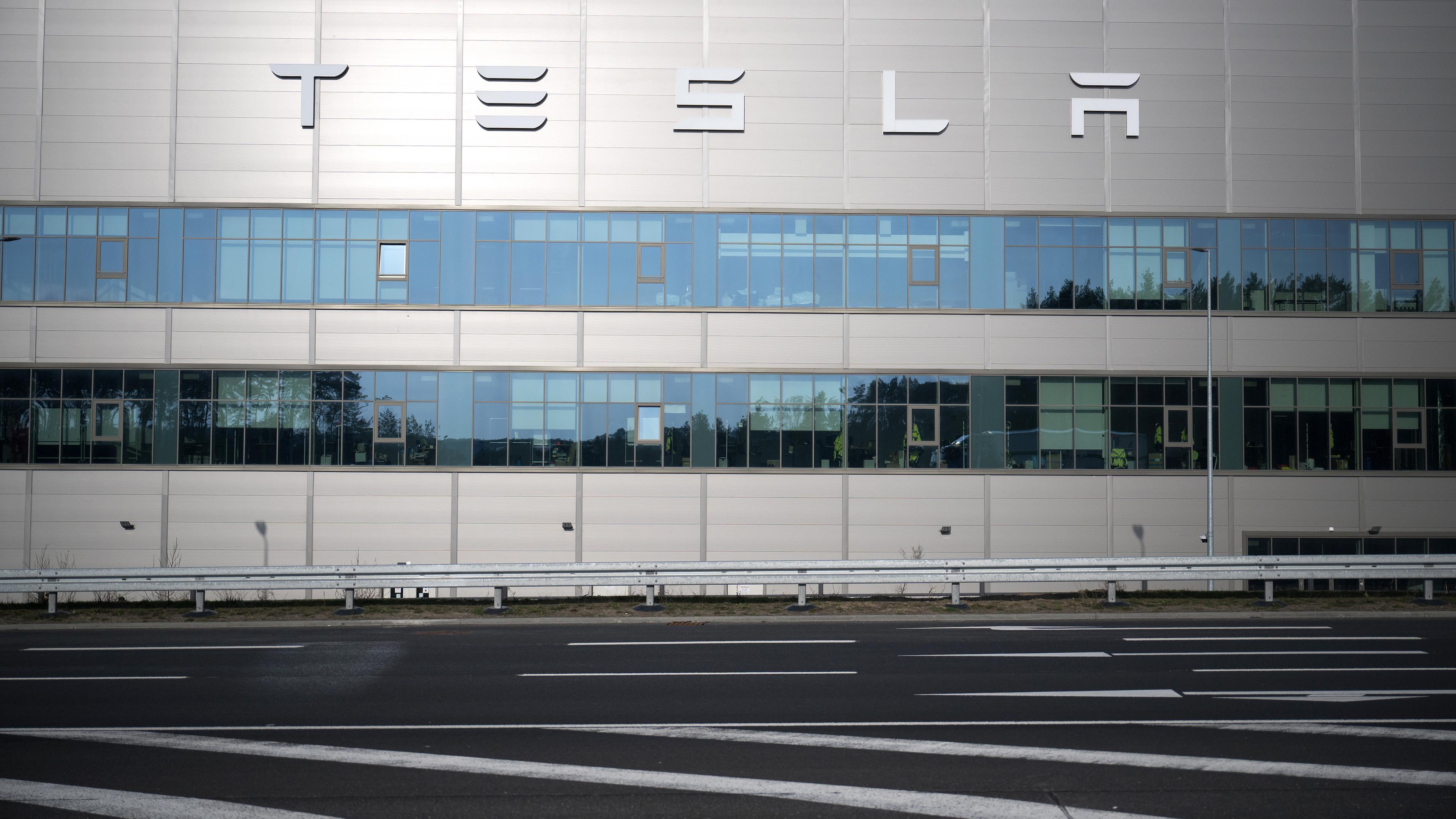 Die Tesla-Autofabrik in Grünheide, nachdem die Produktion wegen eines Stromausfalls stillsteht, Berlin-Brandenburg, aufgenommen am 05.03.3024