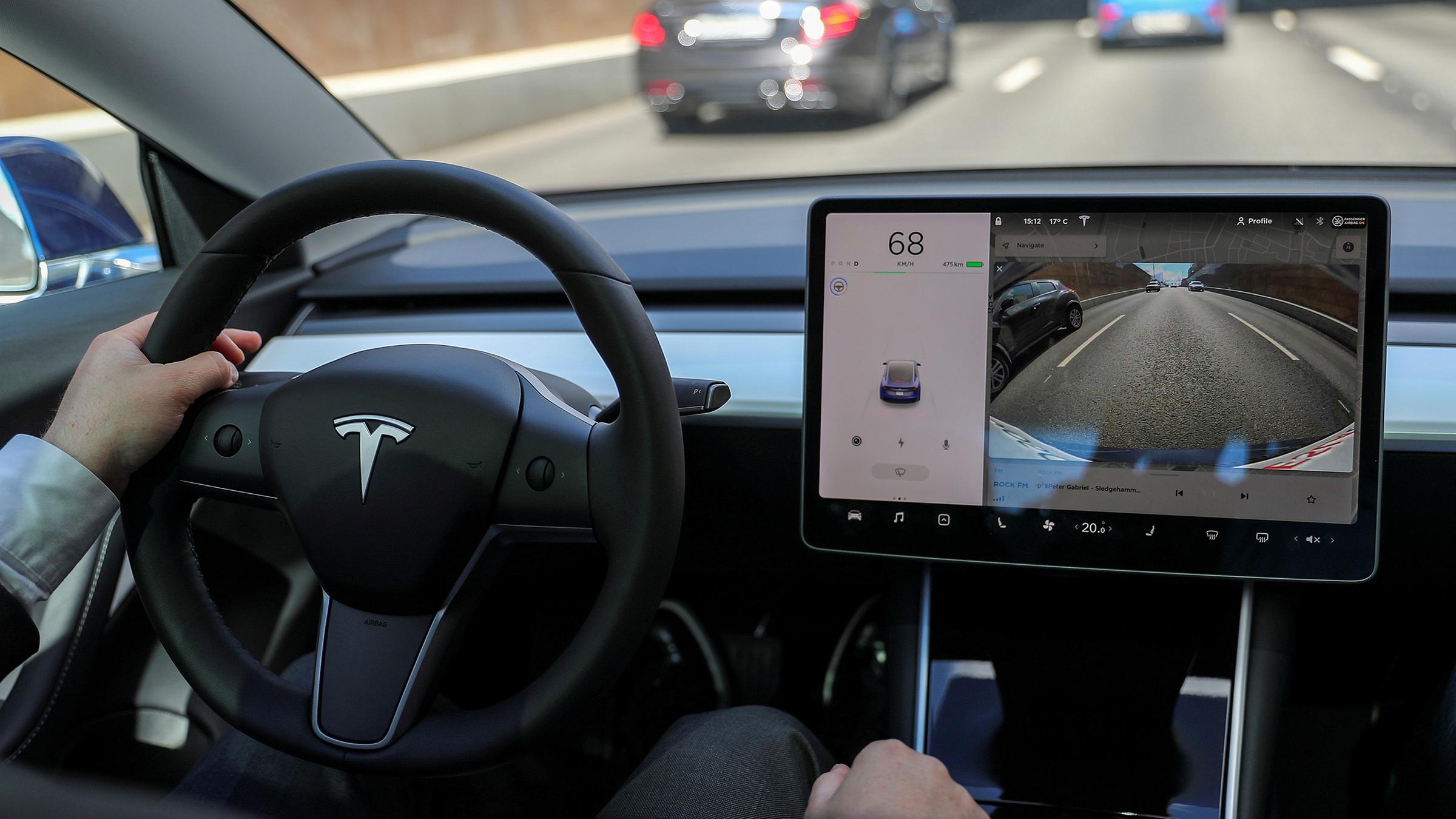 Innenraum eines Tesla Model 3.