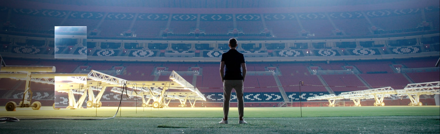 "ZDFzeit: Geheimsache Katar": Blick in ein leeres, hell beleuchtetes Fußballstadion. In der Mitte sind die dunklen Umrisse eines Menschen zu erkennen, der dem Betrachter den Rücken zukehrt