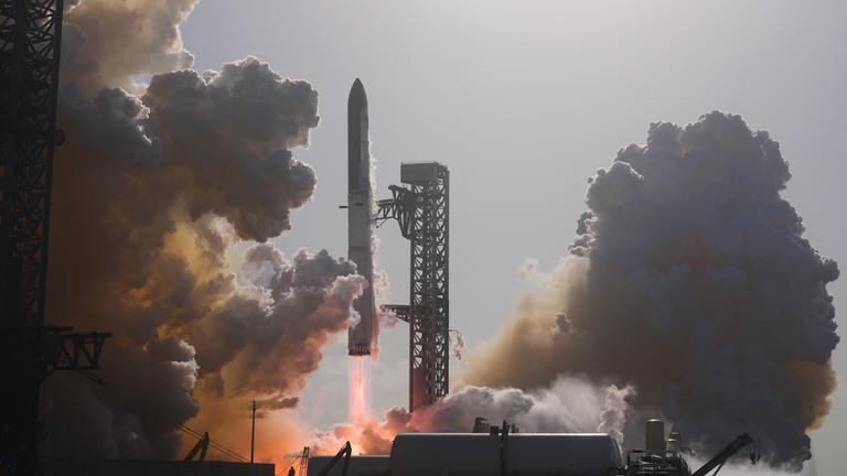 Die Rakete "Starship" von SpaceX startet von der Starbase in Texas zu einem Testflug.