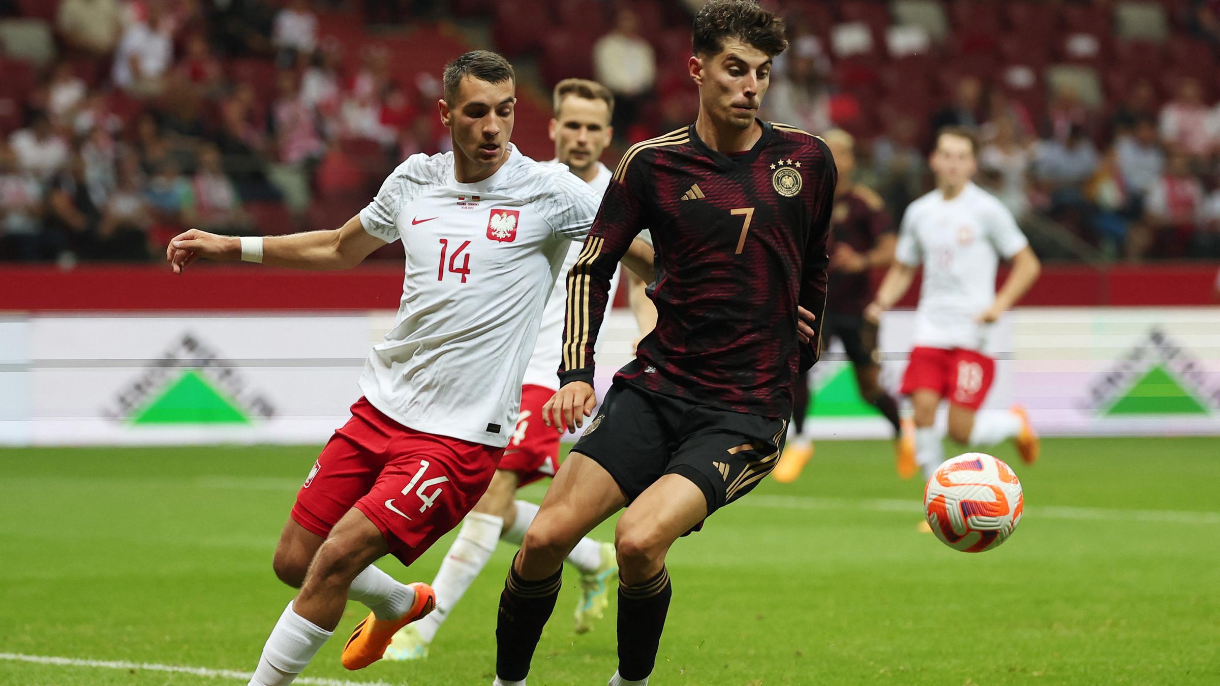 Kai Havertz im Zweikampf mit Jakub Kiwior