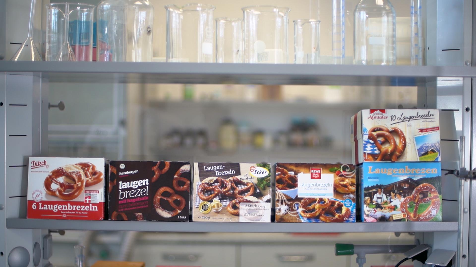 Sechs Packungen mit Tiefkühl-Brezeln