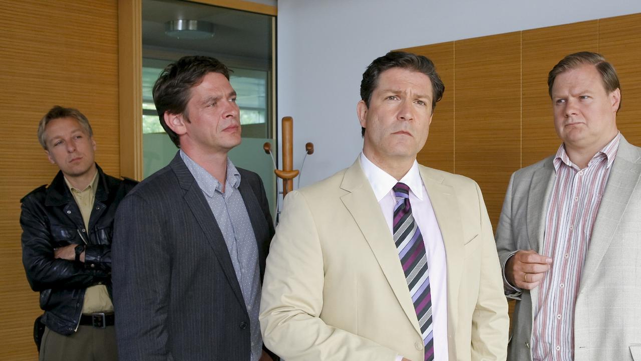 Prof. Hoff (Francis Fulton Smith, 2.v.r.) zeigt sich entsetzt, doch Lind (Tom Mikulla, 2.v.l.), Hartl (Michael A. Grimm, r.) und Mohr (Max Müller, l.) schauen skeptisch