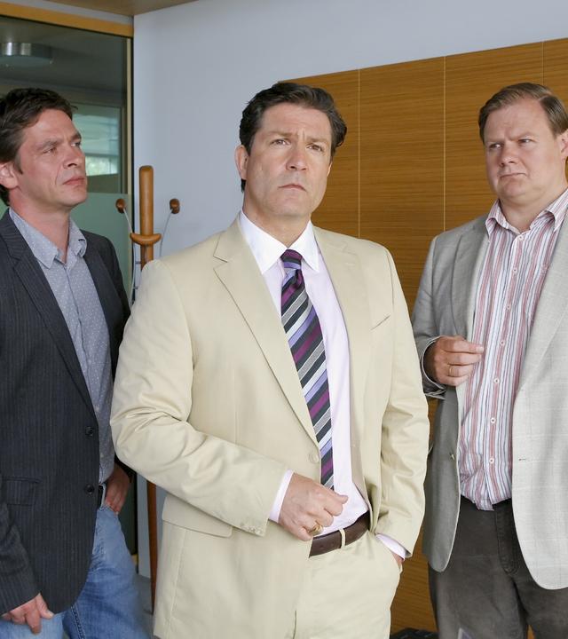 Prof. Hoff (Francis Fulton Smith, 2.v.r.) zeigt sich entsetzt, doch Lind (Tom Mikulla, 2.v.l.), Hartl (Michael A. Grimm, r.) und Mohr (Max Müller, l.) schauen skeptisch