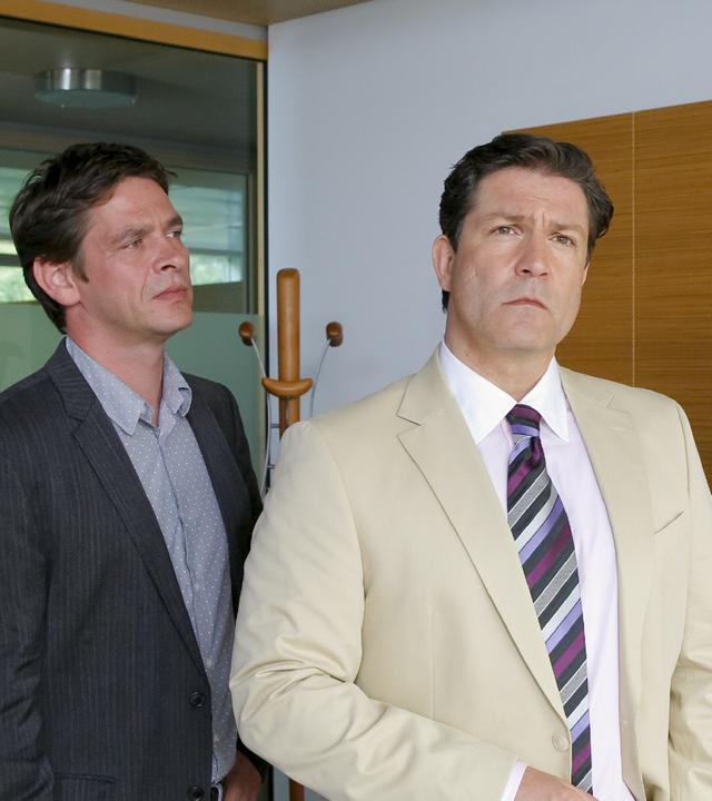 Prof. Hoff (Francis Fulton Smith, 2.v.r.) zeigt sich entsetzt, doch Lind (Tom Mikulla, 2.v.l.), Hartl (Michael A. Grimm, r.) und Mohr (Max Müller, l.) schauen skeptisch